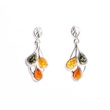 Многоцветные трехцветные серьги-гвоздики с листьями балтийского янтаря