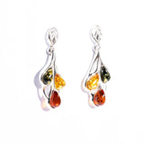 Многоцветные трехцветные серьги-гвоздики с листьями балтийского янтаря