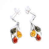 Многоцветные трехцветные серьги-гвоздики с листьями балтийского янтаря
